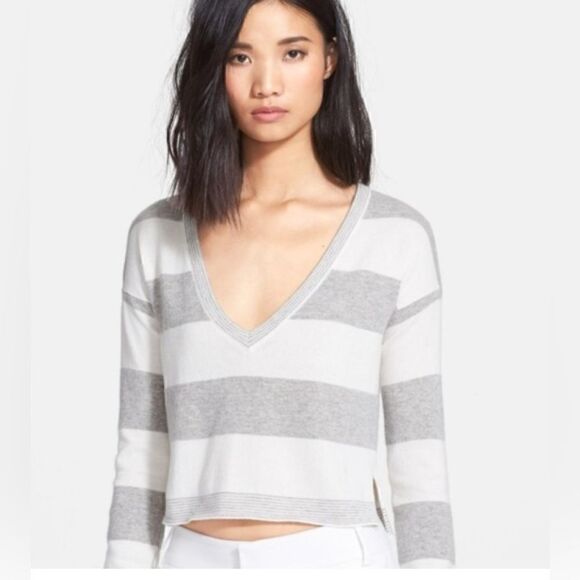 Alice + Olivia Sweaters - Alice & Olivia gray and white Striped Cropped V neck Sweater - Small. NWT